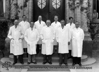 Kirurgkursen i Lund vårterminen 1937
Påskrift:
"Utbildning läkare Maj 1937, fotograf P.Bagge, Lund, Bantorget, MS5089"
Prof Gustaf Petrén i främsta radens mitt. Till höger bakom honom Helge B. Wulff.
Nyckelord: Kapsel 05;Läkare;Utbildning;Gruppfoto;Monterat;Kirurgi;Lund;Personal;1937;Bagge;Gustaf;Petrén;Helge;Wulff