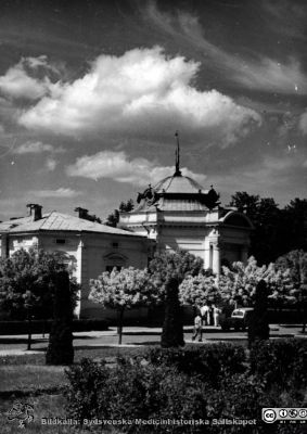 Badpaviljongen på kurorten Ciechocinek i Polen
Kapsel 28	Ciechocinek. Badepavillon der Kuranstalt. (Polen). Originalfoto. Ej monterat
Nyckelord: Kapsel 28;Anatomi;Bad;Kurort;Badpaviljong