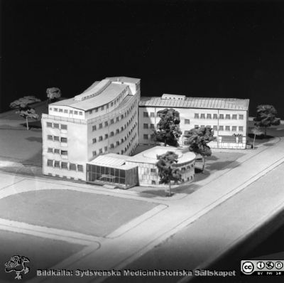 modell av aulan, laboratoriebyggnad och apotek vis MAS i Malmö
Kapsel 29. Omärkt bild. Visar modell av aulan, laboratoriebyggnad och apotek vis MAS i Malmö. Originalfoto. Ej monterat
Nyckelord: Kapsel 29;MAS;Malm;Exteriör