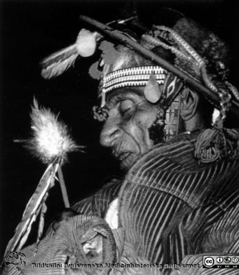 Indianhövding / schaman i ceremoniklädsel?
Kapsel 29. Påskrift: "122 %, sid 77". Har uppenbarligen varit publicerat, oklart var. Tycks visa indianhövding / schaman i ceremoniklädsel. Originalfoto. Ej monterat
Nyckelord: Kapsel 29;Indian;Ceremoni;Folkmedicin