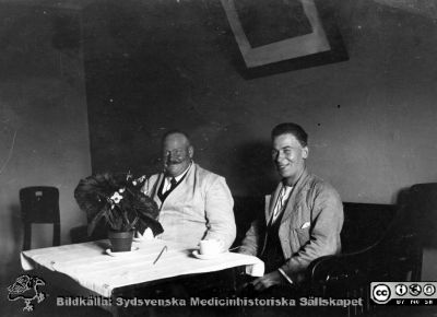 Interiör från Härnösands hospital
Kapsel 29. Påskrift: "Fatty" vid kaffebordet". 1 skötare J. Norrbo. Härnösands hospital. Originalfoto, rimligen från första halvan av 1900-talet. Ej monterat
Nyckelord: Kapsel 29;Härnösand;Mentalsjukhus;Personal;Hospital;Sinnessjukhus;Skötare