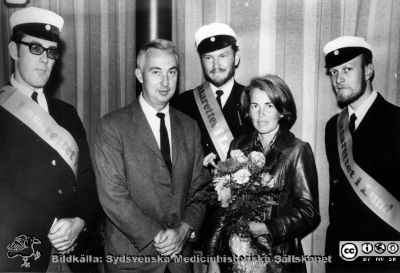 Inbjudna gäster och studentmarskalkar vid invigningen av centralblocket på Lasarettet i Lund 1968
Kapsel 29. Omärkt bild. Originalfoto. Ej monterat. Marskalken till vänster är Lennart Ponnert, i mitten Leif Salford och han till höger i bild är Gustaf Malmros. De uppvaktar talaren Norman Shumway och dennes fru vid det transplantationssymposium som hölls vid invigningen av centralblocket på Lasarettet i Lund 1968.
Nyckelord: Kapsel 29;Uppvaktning;Studenter;Universitetssjukhus;Lund;Invigning;Centralblock;C-block