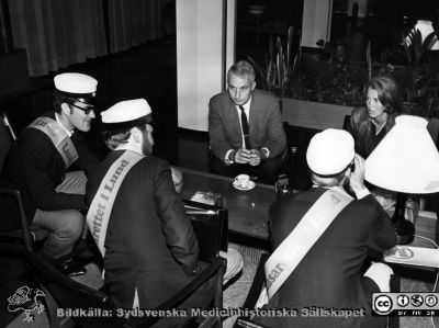 Inbjudna gäster och studentmarskalkar vid invigningen av centralblocket på Lasarettet i Lund 1968
Kapsel 29. Omärkt bild. Originalfoto. Ej monterat
Nyckelord: Kapsel 29;Uppvaktning;Studenter;Universitetssjukhus;Lund;Invigning