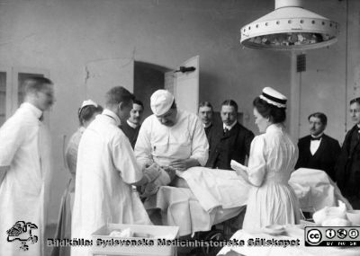 Kirurgiska klinikens operationssal 1905
Kapsel 29. Påskrift: "Kirurgiska klinikens operationssal 1905". Möjligen är det Gustaf Petrén som är operatör.  MS 5554. Originalfoto. Monterat
Nyckelord: Kapsel 29;Kirurgi;Lund;Operation;Universitetssjukhus