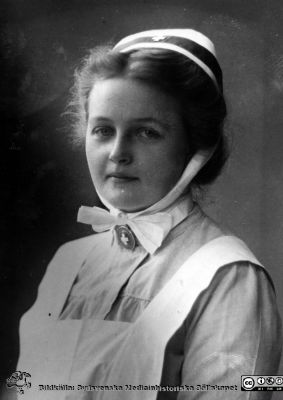 SSSH-sköterskan Hilma Elisabet Thomsen
Kapsel 29. Påskrift: "Hilma Elisabet Thomsen". Hon var född 1889-12-12 och dog 1991-11-13. Liknar mycket bild SMHS514 (där i vinterdräkt). Originalfoto. Ej monterat
Nyckelord: Kapsel 29;Personal;SSSH;Sköterska