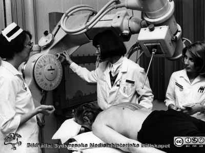 Dr Britta Hornmark Stenstam ställer in ett bestrålningsfält på radiologiska kliniken i Lund
Kapsel 29. Onkologi, 1970-talet, Röntgenbehandlingsapparat, Lunds Lasarett. Dr. Brita Hornmark Stenstam ställer in ett bestrålningsfält. Foto Omonterat
Nyckelord: Jubileumskliniken;Lund;Onkologi;Onkologisk klinik;Radiologi;Röngenbehandling;Pendelapparat;Kapsel 29