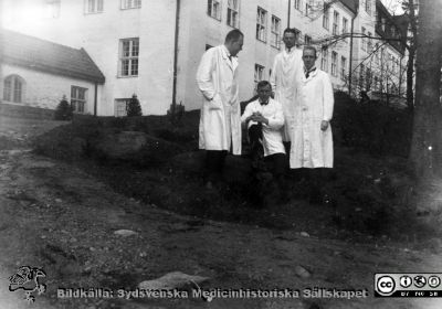 Fyra läkare utanför sanatoriet i Orup
Kapsel 30	Orup 1925 Carl-Magnus Ryberg (längst till höger). Originalfoto. Ej monterat
Nyckelord: Kapsel 30;Orup;Läkare;Sanatorium;Park