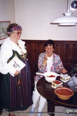 En 80-årig mentalsköterska firas
Kapsel 30. Foto av mor och dotter 1994, Äspö. Distriktssköterska Martha Hansson, 80 år, S.S.S.H-elev, S:t Lars 1934 och 1935, 0710-24347. Margareta Espert-Möller, MSS-elev, vidareutbildning i psykiatri S:t Lars 1965-1966. 040-156890. 11/5-97.	Originalfoto. Ej monterat
Nyckelord: Kapsel 30;Personal;Psykiatri;Mentalvårdare;Sköterska;Folk