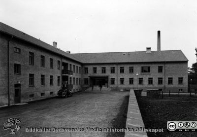 Borgholms lasarett, tidigt 1950-tal
Kapsel 30. Omärkt bild. Publicerad på sid 163 i Sydsvenska Medicinhistoriska Sällskapets årsskrift 1995. Bildtext där: "Borgholms lasarett, tidigt 50-tal, exteriör". Bildkälla: Borgholms kommun. Originalfoto, omonterat.
Nyckelord: Kapsel 30;Lasarett;Exteriör