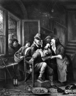 En operation på halsen på 1600-talet
Kapsel 30. Museum Boymans Rotterdam, Jan Steen, 1626-1679. Het snijden van de kei. The operation of the stone. (Men målningen visar inte ett urologiskt stensnitt, snarare någon operation på halsens lymfkörtlar).  24/2-1960. (vykort). Reprofoto. Ej monterat
Nyckelord: Kapsel 30;Målning;Reproduktion