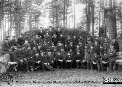 Troligast en skara mentalvårdare. 
Kapsel 30. Omärkt bild. Troligast visar bilden en skara mentalvårdare. De var ofta män under 1900-talets första halva. Originalfoto, tekniskt som en bild från tidigt 1900-tal. Monterat
Nyckelord: Kapsel 30;Personal;Mentalskötare