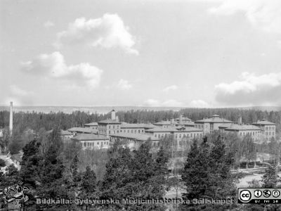 Ett hospital någonstans i Sverige?
Kapsel 30. Omärkt bild. Ser ut som vore anläggningen ett hospital någonstans i Sverige. Originalfoto. Monterat. Monteringsteknik som från 1900-talets första halva.
Nyckelord: Kapsel 30;Sjukhus;Exteriör