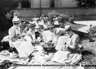 Spädbarnsvård i det fria
Kapsel 30. Påskrift: "Sjukvård i Sverige. MS-8.704". Foto Klemmings Atelier, Stockholm. Sophiasystrar och biträden sköter om spädbarn i det fira. Rimligen från Stockholm under något av 1900-talets första decennier. Originalfoto. Monterat
Nyckelord: Kapsel 30;Personal;Sköterska;Spädbarn;Barnavdelning