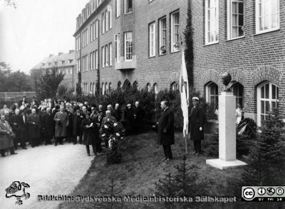 Invigning av Seved Ribbings staty 
Kapsel 30. Omärkt bild. Invigning av Seved Ribbings staty framför den 1918 nybyggda medicinska kliniken i Lund. Troligast professor Karl Petrén som talar. Originalfoto. Ej monterat
Nyckelord: Kapsel 30;Professor;Byst;Staty;Invigning;Medicin;Klinik;Lund