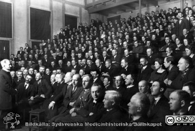Prof Walden föreläser i Riga 14 april 1924
Kapsel 30. Riga 14.4.1924. Originalfoto. Monterat
Nyckelord: Kapsel 30;Undervisning;Föreläsning