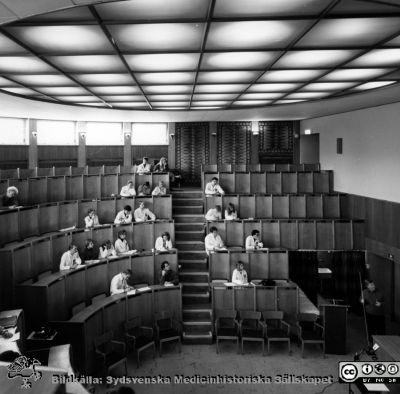 Aulan, Malmö Allmänna Sjukhus
Kapsel 30. Aula, interiör, Malmö Allmänna Sjukhus, rimligen när den var ny. I kuvert märkt "Bengt W. Johansson. Aulan MAS". Originalfoto Ej monterat
Nyckelord: Kapsel 30;Malm;Sjukhus;MAS;Föreläsning;Undervisning