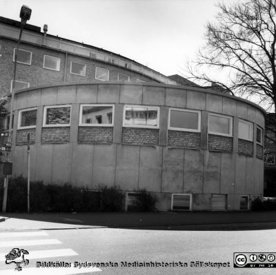 Aulans exteriör, Malmö Allmänna Sjukhus. 
Kapsel 30. Aulans exteriör, Malmö Allmänna Sjukhus. Troligen när den var nybyggd. I kuvert märkt "Bengt W. Johansson. Aulan MAS". Originalfoto. Ej monterat
Nyckelord: Kapsel 30;Malm;Sjukhus;MAS;Undervisning