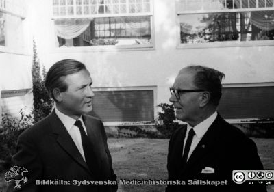 Olle Dahlbäck och Helge B. Wulff
Kapsel 30. Omärkt bild. Olle Dahlbäck och Helge B. Wulff, båda thoraxkirurger, i Lund resp. Malmö Allmänna Sjukhus. Originalfoto på 1950- eller 1960-talet. Monterat
Nyckelord: Kapsel 30;Kirurgi;Professor;Lund;Malmö