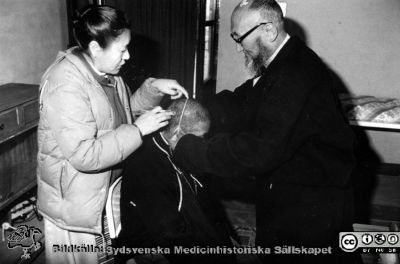 Asiatisk folkmedicin
Kapsel 30 i Medicinhistoriska Museet i Lunds bildarkiv på Regionarkivet i Lund. Omärkt bild. I mapp märrkt "Folkmedicin". Tydligen i Asien. Originalfoto. Ej monterat. 
Nyckelord: Kapsel 30;Folkmedicin;Asien;Kina