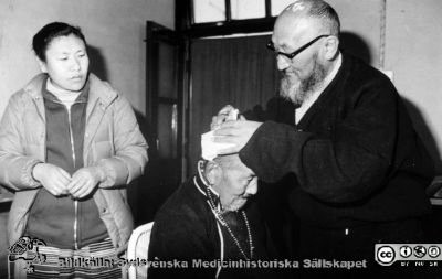 Asiatisk folkmedicin
Kapsel 30 i Medicinhistoriska Museet i Lunds bildarkiv på Regionarkivet i Lund. Omärkt bild. I mapp märrkt "Folkmedicin". Tydligen i Asien. Originalfoto. Ej monterat. 
Nyckelord: Kapsel 30;Folkmedicin;Asien;Kina