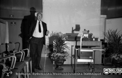 Bengt Bjerre föreläser
MAS II 1993. Foto till Puls. Bengt Bjerres "avskedsföreläsning" 930831, troligen i aulan på medicinkliniken i Malmö.Från negativ i sjukhusfotograf Björn Henrikssons arkiv.
Nyckelord: Album MAS II 1993;Undervisning;Föreläsning