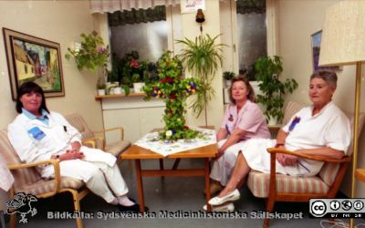 Från onkologiska klinikens dagvårdsavdelning
MAS II 1993. Dokumentation av onkologens dagvård - 9306. S Marianne Carlsson. S. Birgitta Nilsson. Kurator Gunilla Hedfors. Från negativ i sjukhusfotograf Björn Henrikssons arkiv.
Nyckelord: Album MAS II 1993;Sköterska;Personal;Dagrum;Mottagning;Onkologi