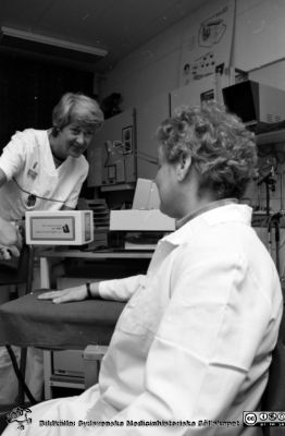 Öppet hus på kliniskt fysiologiska laboratoriet på Malmö Allmänna Sjukhus
MAS II 1993. Foto till Puls, KLIN FYS öppna hus 30 år 930513. Från negativ i sjukhusfotograf Björn Henrikssons arkiv.
Nyckelord: Album MAS II 1993;Laboratorium