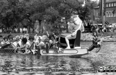 Drakbåtspaddling på Malmöfestivalen i augusti 1993
MAS II 1993. Kanske sjukvårdspersonal i båten. Från negativ i sjukhusfotograf Björn Henrikssons arkiv.
Nyckelord: Album MAS II 1993;Personal;Fest