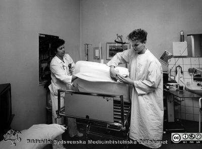 Radiologiska / onkologiska kliniken i slutet av 1980-talet
Foto Ola Terje låda B. 51/6. Vårdrum, avdelning 86, sjukvårdsbiträde Birgitta Toresson, undersköterska Helen Hjalmarsson. Originalfoto. Ej monterat
Nyckelord: Lasarett;Lund;Universitet;Universitetssjukhus;USiL;Onkologi;Radiologi