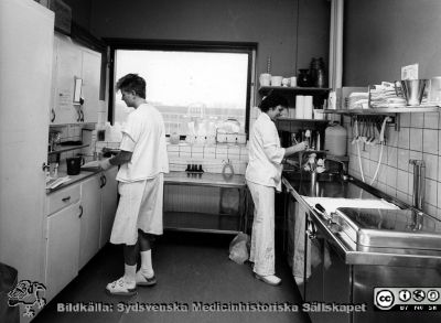 Radiologiska / onkologiska kliniken i slutet av 1980-talet
Foto Ola Terje låda B. 52/1. Avdelning 86, Sköljrum, undersköterska Helen Hjalmarsson, sjukvårdsbiträde Birgitta Toresson. Originalfoto. Ej monterat
Nyckelord: Lasarett;Lund;Universitet;Universitetssjukhus;USiL;Radiologi;Onkologi