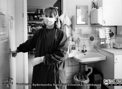 Radiologiska / onkologiska kliniken i slutet av 1980-talet
Foto Ola Terje låda B. 52/8. Avdelning 86, Behandlingsrum, sjuksköterska Gabriella. Originalfoto. Ej monterat
Nyckelord: Lasarett;Lund;Universitet;Universitetssjukhus;USiL;Radiologi;Onkologi