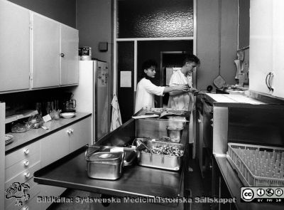 Radiologiska / onkologiska kliniken i slutet av 1980-talet
Foto Ola Terje låda B. 53/3. Avdelning 86, Patientkök, undersköterska  Kersti Sonesson, undersköterska Helen Hjalmarsson. Originalfoto. Ej monterat
Nyckelord: Lasarett;Lund;Universitet;Universitetssjukhus;USiL;Radiologi;Onkologi