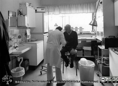 Radiologiska / onkologiska kliniken i slutet av 1980-talet
Foto Ola Terje låda B. 53/12. Avdelning 86. Behandlingsrum. Originalfoto. Ej monterat
Nyckelord: Lasarett;Lund;Universitet;Universitetssjukhus;USiL;Onkologi;Radiologi