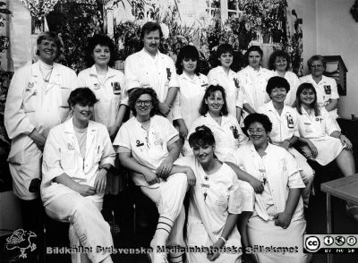 Radiologiska / onkologiska kliniken i slutet av 1980-talet
Foto Ola Terje låda B. 54/5, =3/88. Avdelning 86. Stående från vänster, dr Eva Bruhn, sjuksköterska Ulrika Wollfram, sjukskötare Christer Lundell-Ek, undersköterska Eva-Karin Persson, undersköterska Kersti Sonesson okänd, okänd, undersköterska Pia Lindvall, undersköterska Evy Björk. Sittande från vänster: Sjugymnast Gunilla, undersköterska Monika Svensson-Nyström, avdelningsföreståndare Marianne Ekelund, undersköterska Berit Johnsson, undersköterska Katrin Salström. Knäsittande från vänster, undersköterska Marie Johnsson, undersköterska Britt-Louise Laursen. Originalfoto. Ej monterat
Nyckelord: Lasarett;Lund;Universitet;Universitetssjukhus;USiL;Onkologi;Radiologi