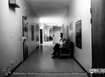 Radiologiska / onkologiska kliniken i slutet av 1980-talet
Foto Ola Terje låda B. 55/8. Avdelning 86, korridor. Originalfoto. Ej monterat
Nyckelord: Lasarettet;Lund;Universitet;Universitetssjukhus;USiL;Radiologi;Onkologi