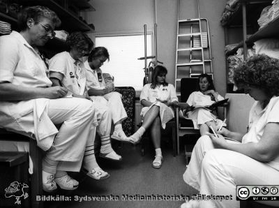 Radiologiska / onkologiska kliniken i slutet av 1980-talet
Foto Ola Terje låda B. 55/10=3/88. Avd 86. Linneförråd och plats för rapportering, undersköterska Evy Björk, undersköterska Monika Svensson-Nyström, Okänd, undersköterska  Katrin Salström, avdelningsföreståndare Marianne Ekelund, undersköterska Pia Lindvall. Originalfoto. Ej monterat
Nyckelord: Lasarettet;Lund;Universitet;Universitetssjukhus;USiL;Radiologi;Onkologi