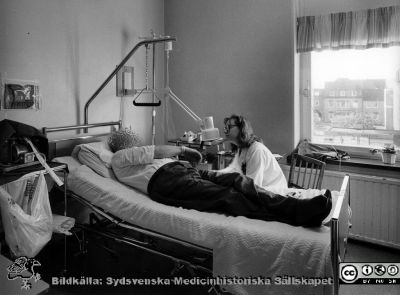 Radiologiska / onkologiska kliniken i slutet av 1980-talet
Foto Ola Terje låda B. 58/8. Avd 86, 4-bäddsrum, avdelningsföreståndare Marianne Ekelund. Originalfoto. Ej monterat
Nyckelord: Lasarett;Lund;Universitet;Universitetssjukhus;USiL;Onkologi;Radiologi