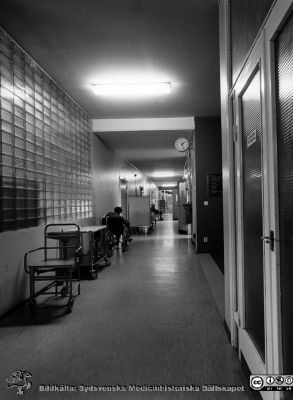 Radiologiska / onkologiska kliniken i slutet av 1980-talet
Foto Ola Terje låda B. 62/12. Avd 86, Korridor. Originalfoto. Ej monterat
Nyckelord: Lasarettet;Lund;USiL;Universitetssjukhus;Universitet;USiL;Radiologi;Onkologi