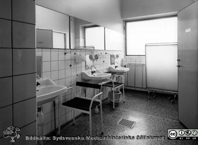 Radiologiska / onkologiska kliniken i slutet av 1980-talet
Foto Ola Terje låda B. 62/8. Avd 86, Hygienrum. Originalfoto. Ej monterat
Nyckelord: Lasarettet;Lund;Universitet;USiL;Universitetssjukhus;Radiologi;Onkologi;Hygienrum;Tvättrum