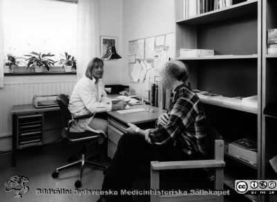 Radiologiska / onkologiska kliniken i slutet av 1980-talet
Foto Ola Terje låda B. Cytostatikamottagningen, läkarexpedition, dr Eva Ståhl. Originalfoto. Ej monterat
Nyckelord: Lasarettet;Lund;Universitet;Universitetssjukhus;USiL;Radiologi;Onkologi