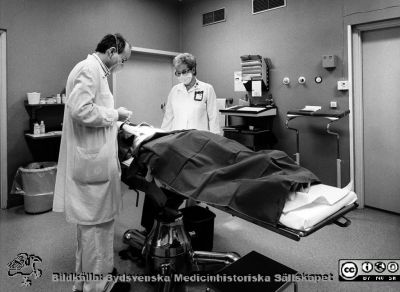 Radiologiska / onkologiska kliniken i slutet av 1980-talet
Foto Ola Terje låda B. 65/12. Gynmottagningen, operationsrum, okänd till vänster, undersköterska Margit Ahl. Originalfoto. Ej monterat
Nyckelord: Lasarettet;Lund;Universitet;Universitetssjukhus;USiL;Radiologi;Onkologi