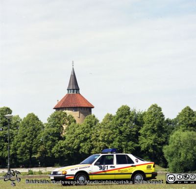 Ny akutbil i Malmö på 1990-talet
Album III 1993 Malmö, från fotograf Björn Henrikssons samling. Akutbilen. Negativ. 
Nyckelord: Album MAS III 1993;Akutbil;Läkarbil;Brandkår;Malmö