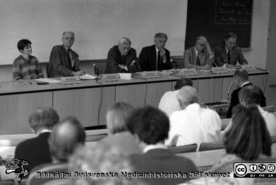 Malmö Allmänna Sjukhus 1993, Forskningens Dag
Album 1993 I  i fotograf Björn Henrikssons samling. Från Forsknings Dag i Malmö, i patologens föreläsningssal. Fotodatum 1993-03-31. Arkivnummer 1-14, 1-15. I panelen, från vänster: Karin Hedner, Johan Stenflo, Olle Östman, Håkan Westling, Bengt Zederfelt, Torsten Almén. Från negativ
Nyckelord: UMAS;MAS;Malmö_;Allmänna;Sjukhus;Forskning;Information;Patologi;Föreläsningssal