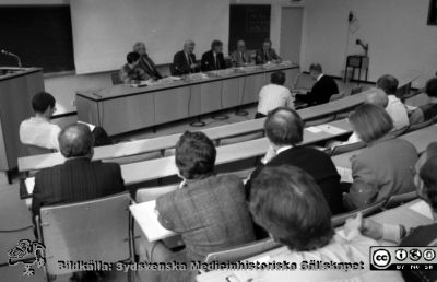 Malmö Allmänna Sjukhus 1993, Forskningens Dag
Album 1993 I  i fotograf Björn Henrikssons samling. Forskningens Dag i Malmö. Fotodatum 1993-03-31. Arkivnummer 1-14, 1-15. I panelen, från vänster: Karin Hedner, Johan Stenflo, Olle Östman, Håkan Westling, Bengt Zederfelt, Torsten Almén. Patologiens föreläsningssal. Från negativ
Nyckelord: UMAS;MAS;Malmö_;Allmänna;Sjukhus;Forskning;Information;Patologi;Föreläsningssal;hörare