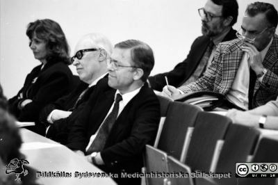 Forskningens dag, Malmö, 1993. 
Album I 1993, från fotograf Björn Henrikssons samling. Från vänster 1) n.n., 2) Nils Stormby, 3) Lars Tejler, 4) n.n., 5) Göran Ekelund. Negativ. Ej monterat
Nyckelord: Album MAS I 1993;Forskning;Malmö;Konferens;Symposium