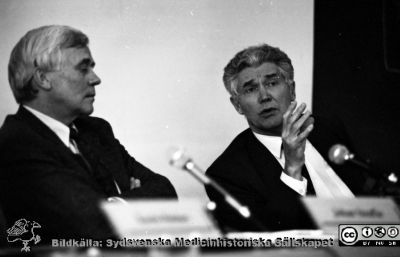 Forskningens dag, Malmö, 1993. Från vänster: 1) Olle Östman 2) Håkan Westling
Album I 1993, från fotograf Björn Henrikssons samling. Negativ 
Nyckelord: Album MAS I 1993;Konferens;Forskning;Seminarium;Symposium;MAS;Malmö