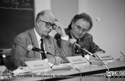 Forskningens dag, Malmö, 1993. Från vänster: 1)  Bengt Zederfeldt, 2) Torsten Almén
Album I 1993, från fotograf Björn Henrikssons samling. Negativ
Nyckelord: Album MAS I 1993;Konferens;Forskning;Seminarium;Symposium;MAS;Malmö
