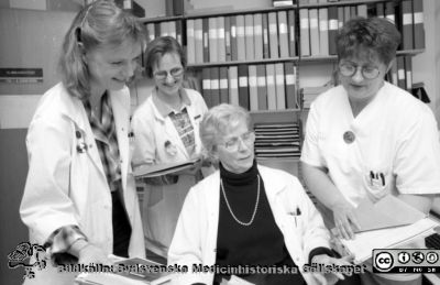 Malmö Allmänna Sjukhus 1993. Klinikassistent Britta Ekenstierna. 
Album 1993 I  i fotograf Björn Henrikssons samling. Inga-Britta Ekenstierna. Klinikassistent, ortopediska kliniken, slutar efter 37 år. Från negativ
Nyckelord: UMAS;MAS;Malmö_;Allmänna;Sjukhus;Ortopedi;Klinikassistent;Pensionering;Avgång;