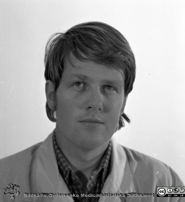 Bengt Jeppsson, kirurg. 
Kapsel 29. Senare professor i kirurgi i Malmö. Negativ ur pärm med bilder som fanns uppsatta på kirurgiska klinikens arbets- och forskningsavdelning i Lund år 1988. Ej monterat
Nyckelord: Kapsel 29;Kirurgi;Lund