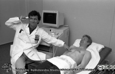 Malmö Allmänna Sjukhus 1992. En ultraljudsundersökning??
Album MAS 1992 i fotograf Björn Henrikssons samling. Ultraljudapparat. 3/4-92. Spex. Från negativ
Nyckelord: UMAS;MAS;Malmö_;Allmänna;Sjukhus;Ultraljud;Spex;Skämt;Lek